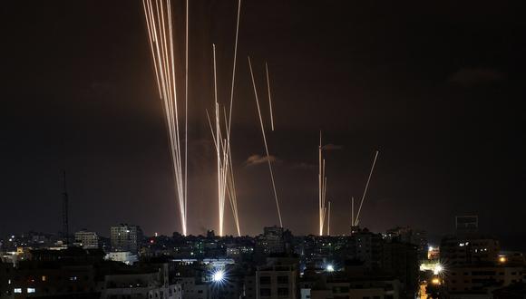 Militantes palestinos disparan una salva de cohetes desde la ciudad de Gaza hacia Israel el 7 de octubre de 2023. (Foto de MAHMUD HAMS / AFP)