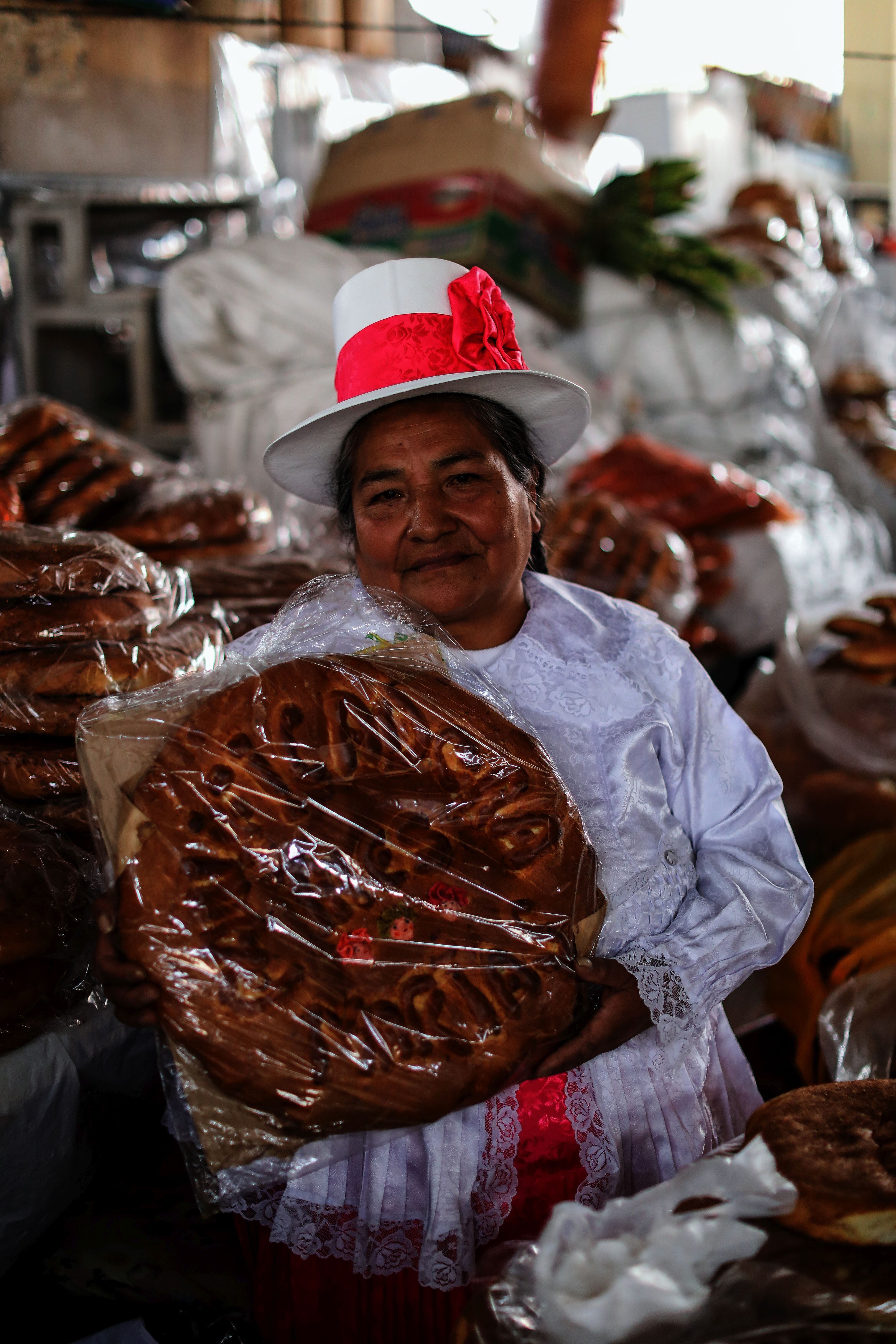La panadera María Segundo ofrece variedad de panes con la receta familiar de los panes de Oropesa heredada por generaciones. Los vende en el famoso Mercado Central de San Pedro, en Cusco.  