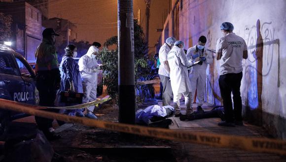 Un joven de unos 25 años fue asesinado de dos balazos en una oscura calle de San Juan de Lurigancho | Foto. El Comercio