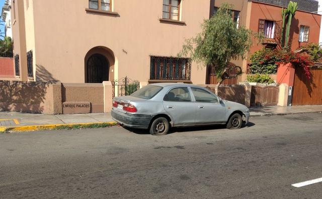 Automóvil es abandonado en Miraflores (Foto: WhatsApp El Comercio)