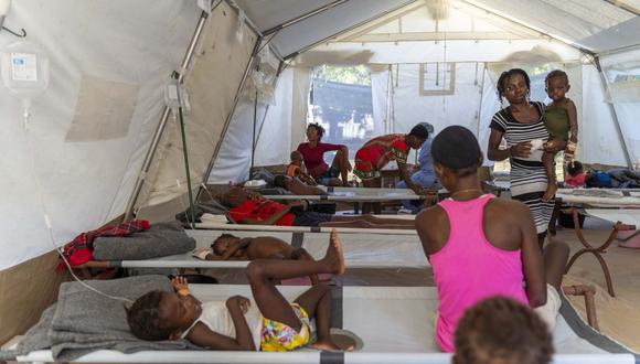 Personas que muestran síntomas de cólera reciben tratamiento en una clínica administrada por Médicos Sin Fronteras en Cité Soleil, una comuna densamente poblada de Puerto Príncipe, Haití, el 7 de octubre de 2022. (Foto de Richard Pierrin / AFP)