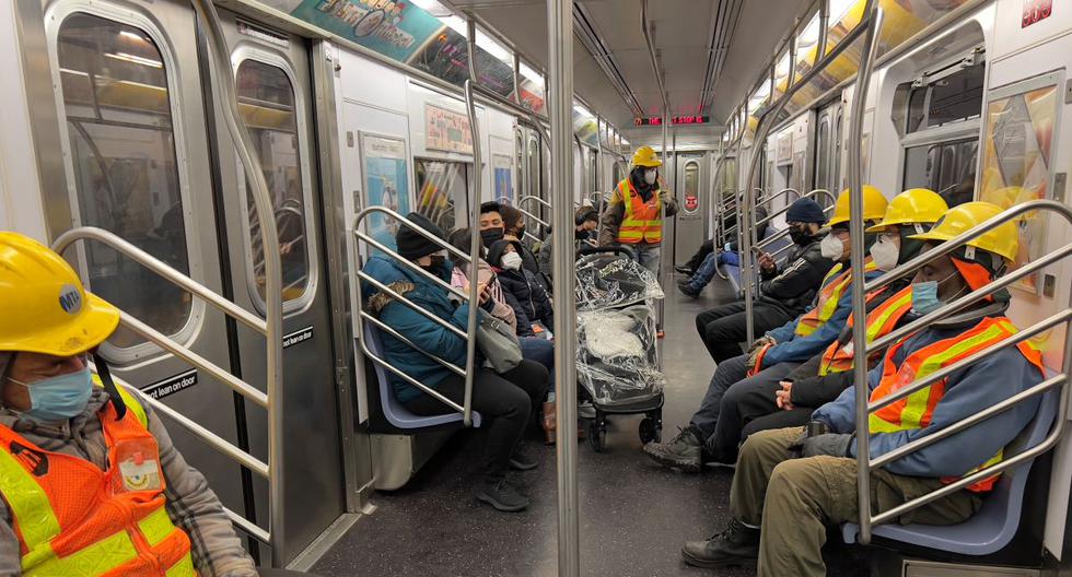 Personas que usan mascarillas faciales viajan en un tren subterráneo de Nueva York el 9 de diciembre de 2021. (Daniel SLIM / AFP).