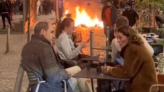 Protestas por la reforma jubilatoria: se viralizan videos de comensales mientras los manifestantes incendian las calles en Francia 