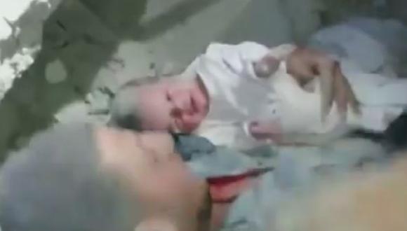 Un bebe fue rescatado entre los escombros en Siria [VIDEO]