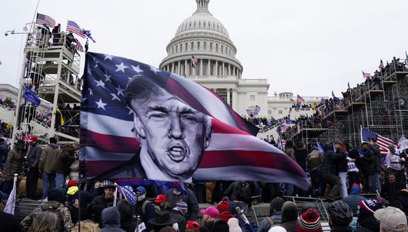 Fanáticos de Donald Trump asaltan los terrenos del Capitolio el 6 de enero del 2021. (EFE / EPA / WILL OLIVER).