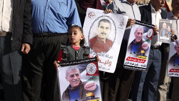 El 25 de mayo de 2023, la gente en la ciudad de Gaza se manifiesta para exigir que Israel libere al prisionero palestino con una enfermedad terminal Walid Daqqa (imágenes), quien fue arrestado en 1986 y sentenciado por el asesinato de un soldado israelí. Foto: Mohammed ABED / AFP