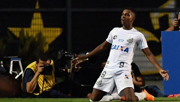 La nueva perla del Santos, de 17 años, se quedará en Brasil hasta junio del 2019. (Foto: AP)