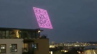 El misterioso código QR gigante que sorprendió en el cielo de Londres | VIDEO