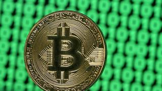 El bitcoin salta hacia los US$9.000 en el mes mejor desde 2017