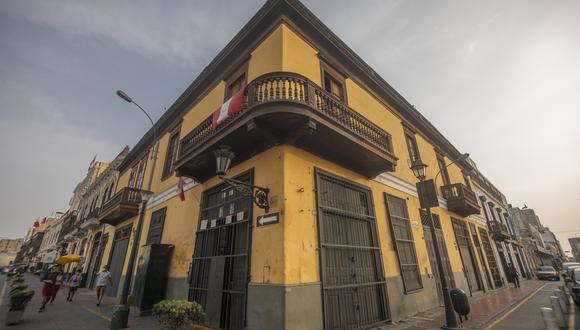 El presidente Nicolás de Piérola compró su céntrica casa de Jr. Ancash 439 al convento de San Francisco.  Allí fallecería él en 1913 y su viuda, un año después. En la entrada, luce una placa conmemorativa de bronce con una dedicatoria hecha por el poeta José Gálvez. (FOTO: Fidel Carrillo)