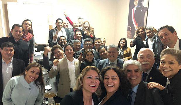 Luis Galarreta, Carlos Tubino, Karla Schaefer, Segundo Tapia, Tamar Arimborgo, Karina Beteta, entre otros, participaron en un video arengando a Fuerza Popular.  (Foto: Twitter)