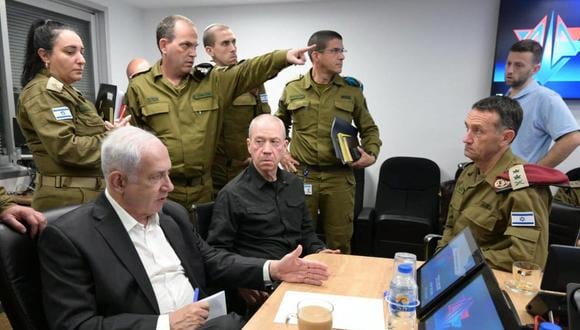 Una fotografía proporcionada por la Oficina de Prensa del Gobierno israelí muestra al Primer Ministro israelí Benjamin Netanyahu (L) durante una reunión de evaluación de la situación en Tel Aviv, Israel, el 08 de octubre de 2023. EFE/EPA/AMOS BEN-GERSHOM/GPO