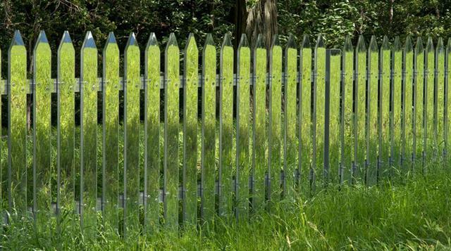 Estas cercas "espejo" se camuflan según las estaciones - 1