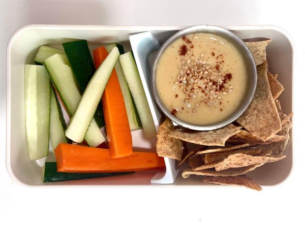 Hummus with toast or bread and raw vegetables on sticks to add texture to the preparation (Photo: Ale Crovetto)