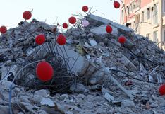 La emotiva imagen de los globos de colores en homenaje a los niños muertos por los terremotos de Turquía y Siria