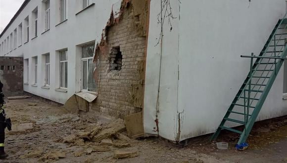 Una foto proporcionada por el Servicio de Prensa de la Operación de Fuerzas Conjuntas (JFO) de Ucrania muestra un jardín de infancia dañado en Stanytsia, Luhanska, en la región de Luhansk, el 17 de febrero de 2022. (EFE).