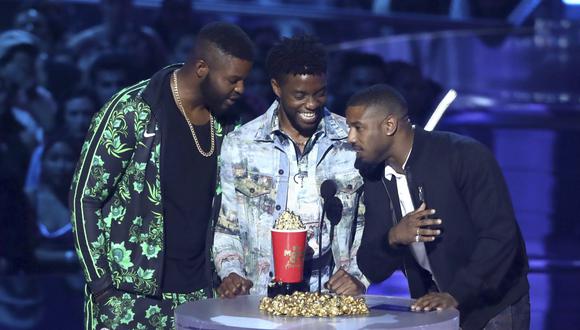 Winston Duke, Chadwick Boseman y Michael B. Jordan reciben el premio a Mejor Película. Fue la gran noche para "Black Panther" (Foto: AP)