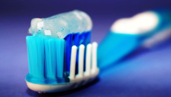 Fotografía de primer plano de un cepillo de dientes azul con pasta dental. (Imagen: George Becker / Pexels)