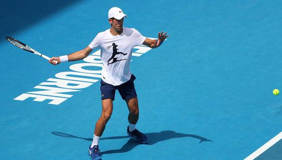 Novak Djokovic entrena para el Australian Open a pesar de no tener segura su participación | Foto: Reuters