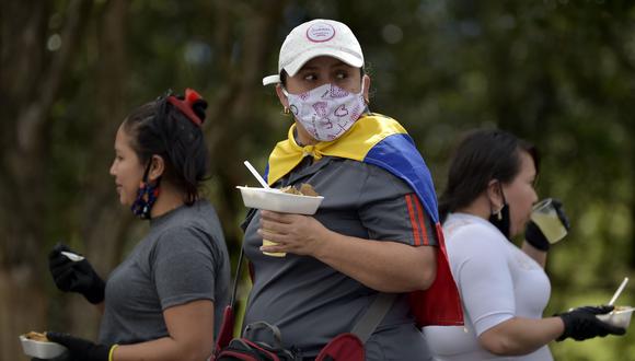 Los migrantes venezolanos esperan abordar un autobús con la esperanza de poder regresar a su país debido a la nueva pandemia de coronavirus COVID-19 en Bogotá, el 29 de abril de 2020. (Foto por Raúl ARBOLEDA / AFP).