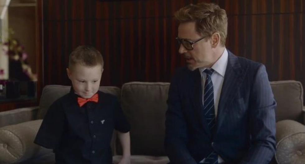 Robert Downey regala brazo biónico a niño. (Foto: Captura de Youtube)