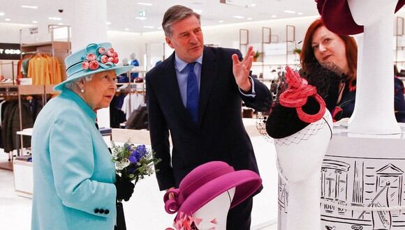 Hubo un tiempo en el que la reina Isabel II del Reino Unido insistió en hacer sus propias compras de Navidad. (Foto: AFP)