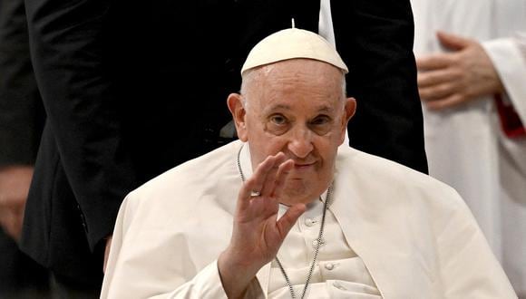 El papa Francisco hace un gesto al salir al final de una Misa para celebrar el Día Mundial de los Abuelos y los Ancianos en la Basílica de San Pedro en el Vaticano el 23 de julio de 2023. (Foto de Tiziana FABI / AFP)