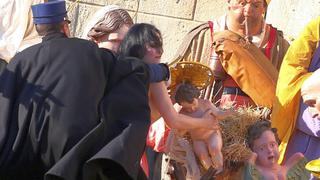 Activista de Femen intenta llevarse al Niño Jesús en el Vaticano
