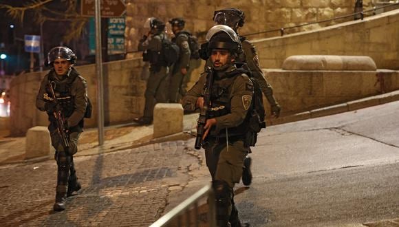 Guardias fronterizos israelíes patrullan fuera de la Mezquita Al-Aqsa en la Puerta de los Leones en la Ciudad Vieja de Jerusalén durante los enfrentamientos con los palestinos en la Mezquita Al-Aqsa el 5 de abril de 2023. (Foto de AHMAD GHARABLI / AFP)
