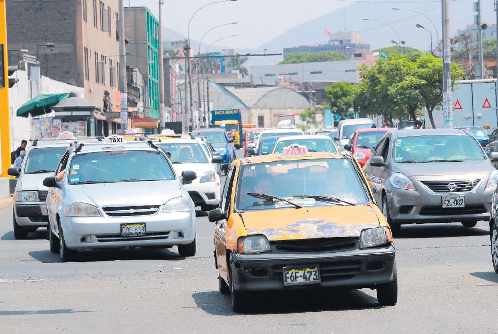 Si algo caracteriza a los taxis de Lima es su diversidad: distintos colores, con o sin casquete, antiguos, modernos, con franjas de cuadrados, en resumen, informales. (Foto: Lino Chipana / El Comercio)
