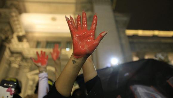 Peritos de criminalística llegaron a la casa de Estefanie para ver la escena del crimen. (Foto: Jessica Vicente)