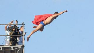 'Superman' checo saltó desde 27 metros en río de Argentina