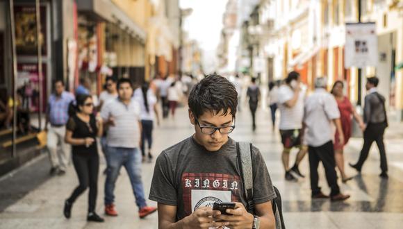 ¿Adictos al smartphone? Peruanos no se desprenden del celular y lo considera casi una parte esencial de sí mismos