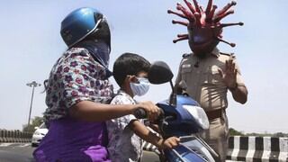 Coronavirus: Policía usa casco con forma de cepa de COVID-19 para generar conciencia