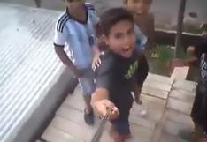 YouTube: niños se toman un selfie y terminan cayéndose de un techo