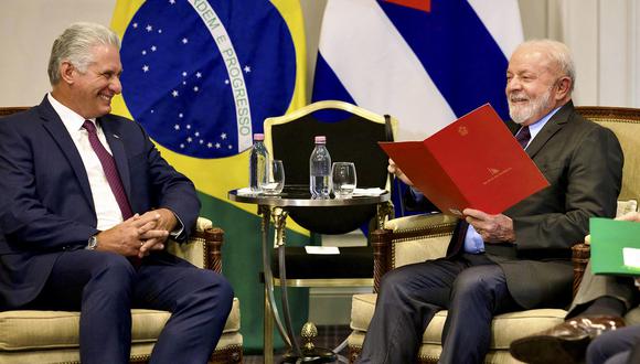 El presidente de Cuba, Miguel Díaz-Canel, durante una reunión con el presidente de Brasil, Luiz Inácio Lula da Silva, en el marco de la Cumbre por un Nuevo Pacto Financiero Global en París el 22 de junio de 2023. (Foto de Alejandro AZCUY / Presidencia de Cuba / AFP)
