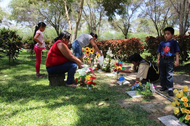 Piuranos abarrotaron cementerios en el Día de Todos los Santos - 1