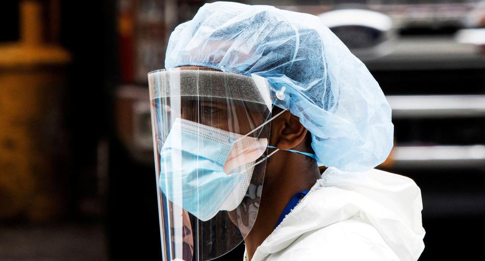 Una persona que usa un traje especial sale del Hospital Elmhurst mientras el brote de coronavirus (COVID-19) se extiende en el vecindario de Queens, en Nueva York. (REUTERS / Eduardo Munoz / File Photo).
