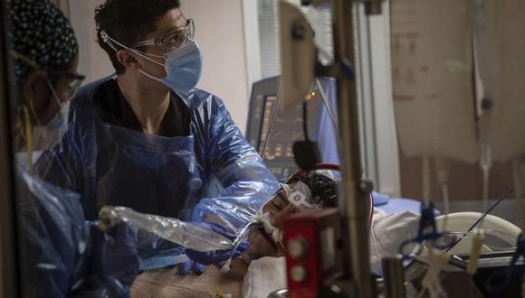 En esta foto de archivo tomada el 24 de junio de 2020, enfermeras de la Unidad de Pacientes Críticos revisan la intubación de un paciente infectado con coronavirus COVID-19 en el Hospital Barros Luco, en Santiago de Chile. (Foto de Martin BERNETTI / AFP).