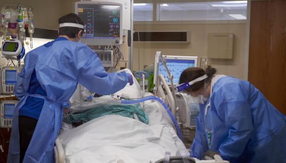 Los trabajadores de la salud tratan a un paciente con covid-19 en el piso de la Unidad de Cuidados Intensivos (UCI) del Hospital Hartford en Hartford, Connecticut, EE.UU. (Foto: Allison Cena/Bloomberg).
