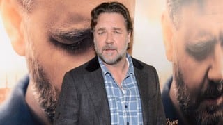 Russell Crowe: Así reaccionó el actor al posar frente al Coliseo romano junto a su familia