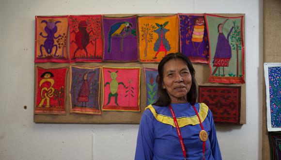 Lastenia Canayo, la artista shipio-konibo presenta para el proyecto De Voz a Voz Perú una obra que forma parte de su serie sobre guardianes del bosque.