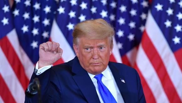 El presidente de Estados Unidos, Donald Trump, aprieta el puño después de hablar durante la noche de las elecciones en el East Room de la Casa Blanca en Washington, DC, a principios del 4 de noviembre de 2020. (AFP / MANDEL NGAN).