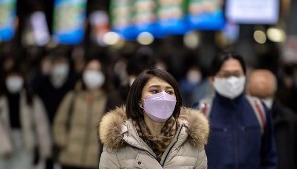 Personas con mascarillas caminan en la estación de Shinagawa en Tokio, Japón, el 18 de enero de 2022, cuando el país reportó un récord de nuevas infecciones por coronavirus covid-19 alimentadas por la variante Omicron. (Felipe FONG / AFP).