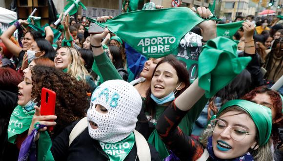 Mujeres celebran la decisión de la Corte Constitucional de aprobar la despenalización parcial del aborto, permitiendo la interrupción voluntaria del embarazo hasta las 24 semanas, en Bogotá (Colombia).
