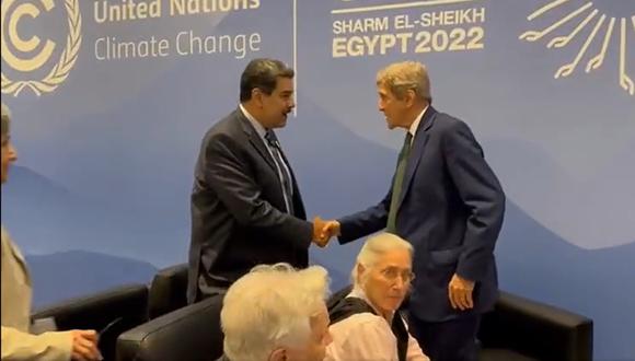 John Kerry y Nicolás Maduro estrecharon la mano e intercambiaron algunas palabras, tal y como captaron las cámaras de televisión en la Cumbre del Clima COP27. (Foto: Captura Video @APjoshgoodman)