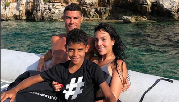 Cristiano Ronaldo posa junto a su novia Georgina y su hijo mayor, Cristiano Jr., en sus vacaciones en Grecia. (Foto: Instagram)