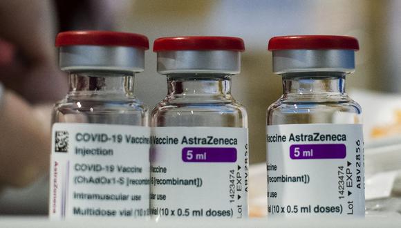 Esta foto de archivo tomada el 11 de febrero de 2021 muestra viales del lote ABV2856 de la vacuna AstraZeneca al inicio de una campaña de vacunación contra el coronavirus en Italia. (Foto de Tiziana FABI / AFP).