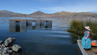 Así se construyen las unidades básicas de saneamiento para las islas de los Uros