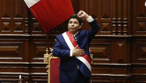 Tras casi dos horas, el presidente Pedro Castillo tuvo una accidentada salida del hemiciclo del Congreso, donde la oposición le gritó "renuncia" y "fuera corrupto". (Foto: Jorge Cerdan | GEC)